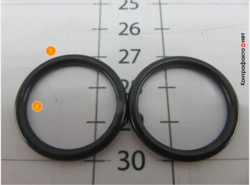 1. Оттенок кольца не соответствует оригиналу (кольцо матовое, оригинал - глянцевый). | 2. Материал имеет визуальное отличие.