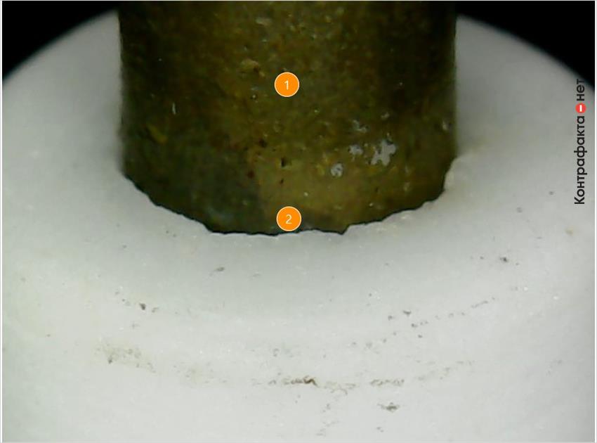 1. Центральный электрод цилиндрической формы. | 2. Колотые края керамического изолятора.