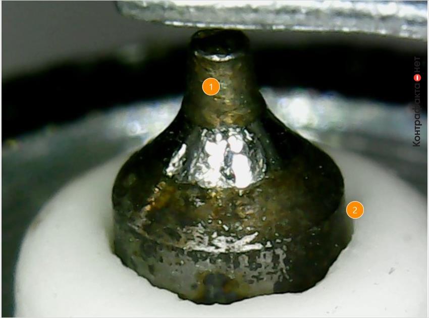 1. Центральный электрод большего размера с обычным наконечником. | 2. Многочисленные дефекты конуса изолятора.