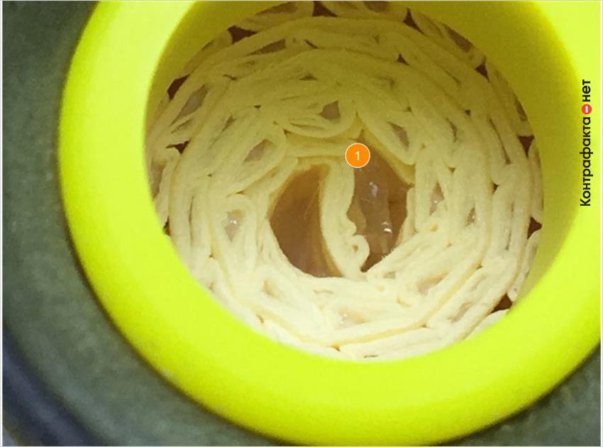 1. По середине фильтрующего элемента залит клей.