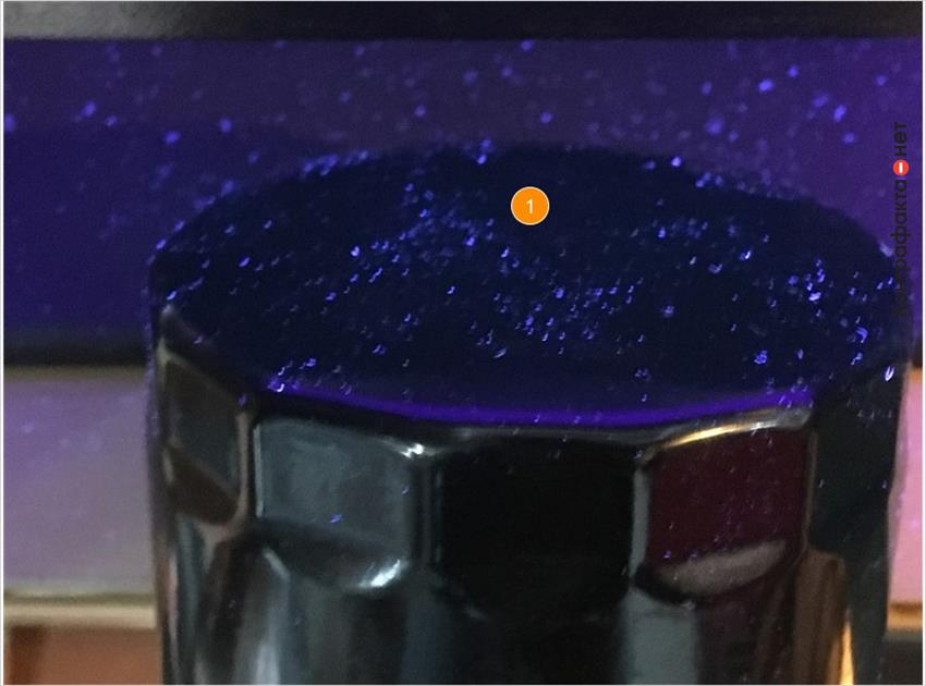 1. В оригинале лазерная маркировка на торце фильтра выполненная люминесцентной краской.