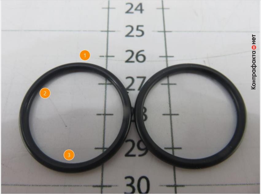 1. Оттенок кольца не соответствует оригиналу (кольцо глянцевое, оригинал - матовое). | 2. Материал имеет визуальное отличие. | 3. Отсутствует внешняя обработка.