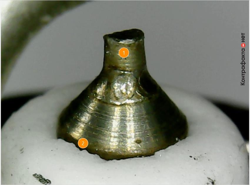 1. Иридиевый наконечник заменен железоникелевым, нарушенной цилиндрической формы. | 2. Колотые края керамического изолятора.