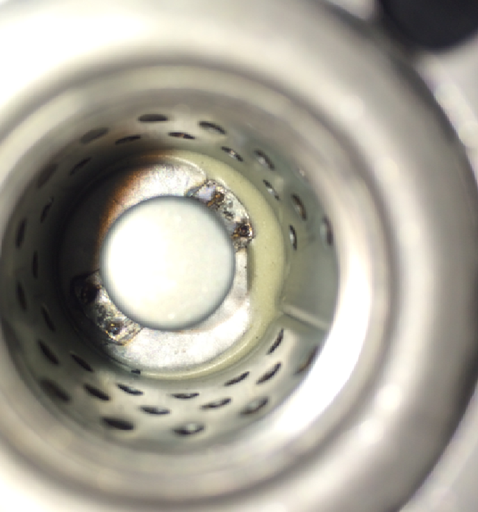 Внутренний клапан приварен менее качественно.
Внутри фильтра обильно залит герметик.