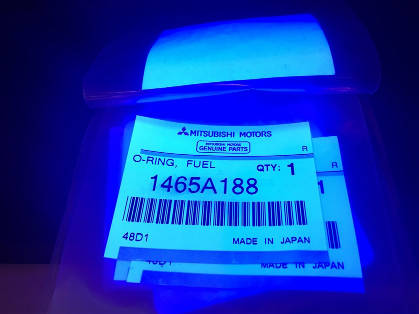 На стикере маркировка «MITSUBISHI MOTORS» нанесена не люминесцентной краской.