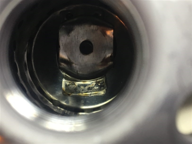 Некачественное точечное соединение обратного клапана с фильтром, клапан расположен криво по отношению к корпусу.