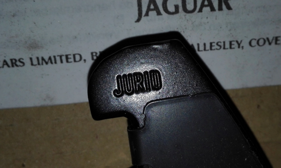 На железной части колодок указано производитель JURID, на бумажной инструкции TRW.