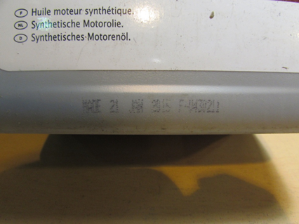На канистрах нанесён Batch код Итальянского завода, на тыльном стикере указано производство Франции, на крышках присутствует тиснение с инструкцией по открыванию крышки, в оригинале на Французских крышках отсутствует тиснение.
