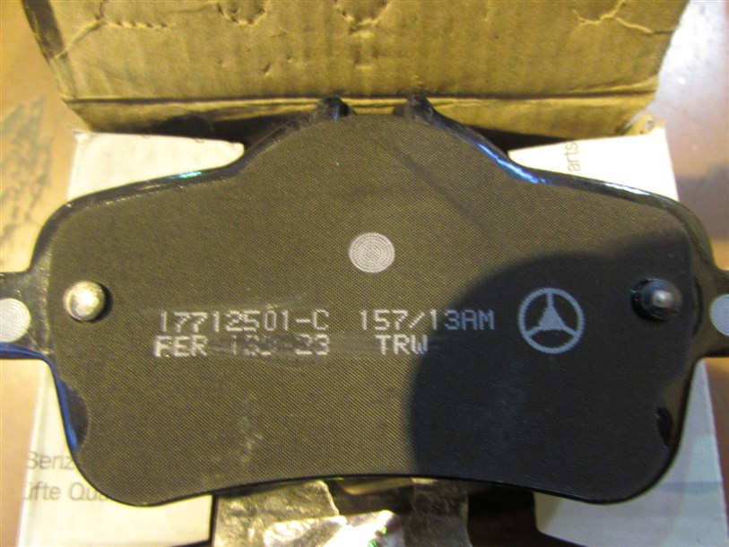 Маркировка на колодках нанесена некачественно, эмблема Mercedes-Benz не соответствует.