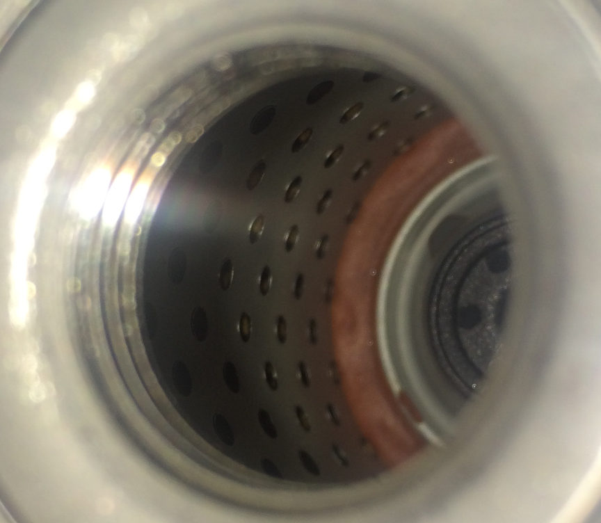 Внутри корпуса фильтра обильно залит герметик.