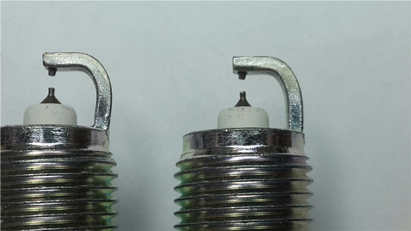 Центральные и боковые электроды искривлены, межэлектродный зазор отличается.