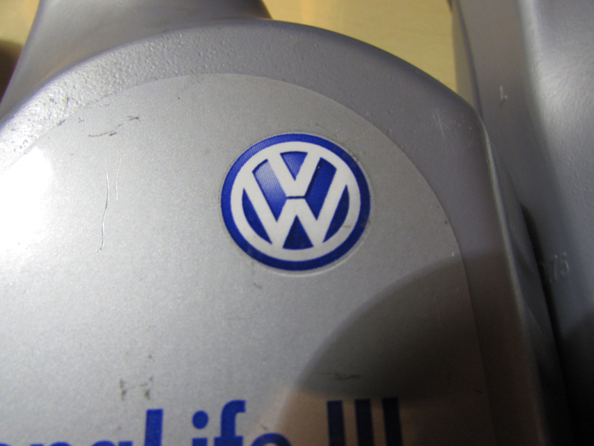 Эмблема концерна Volkswagen имеет менее четкие границы, видна пикселизация.