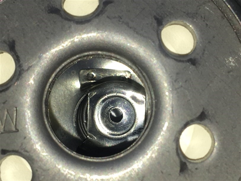 Некачественное точечное соединение обратного клапана с фильтром, клапан расположен криво по отношению к корпусу.