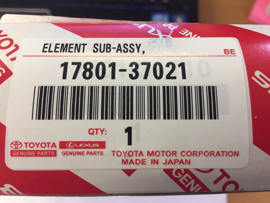 Ещё один пример поддельного фильтра, уже в упаковке Toyota / Lexus нового образца.
Наклейка с виду похожа на оригинал, но скрывает под собой другой кат. номер…