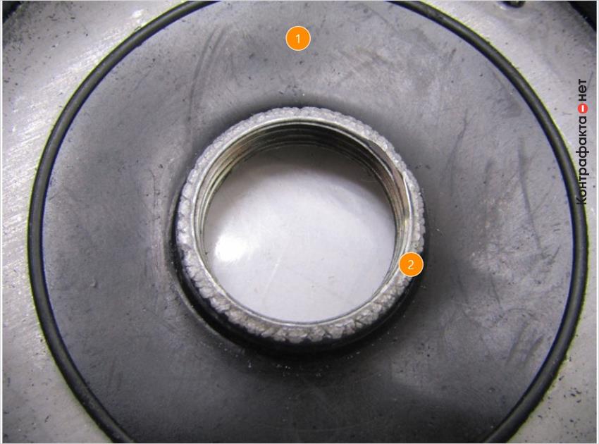 1. Противодренажный клапан смещен в правую сторону. | 2. Остатки металла по краю выходного отверстия.