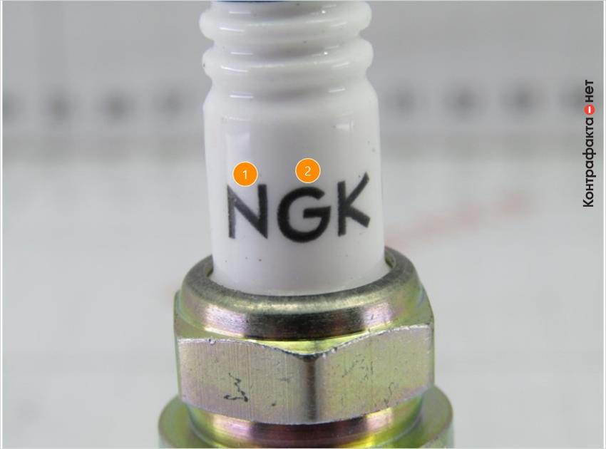 1. Искривленная форма букв. | 2. Темный оттенок краски.