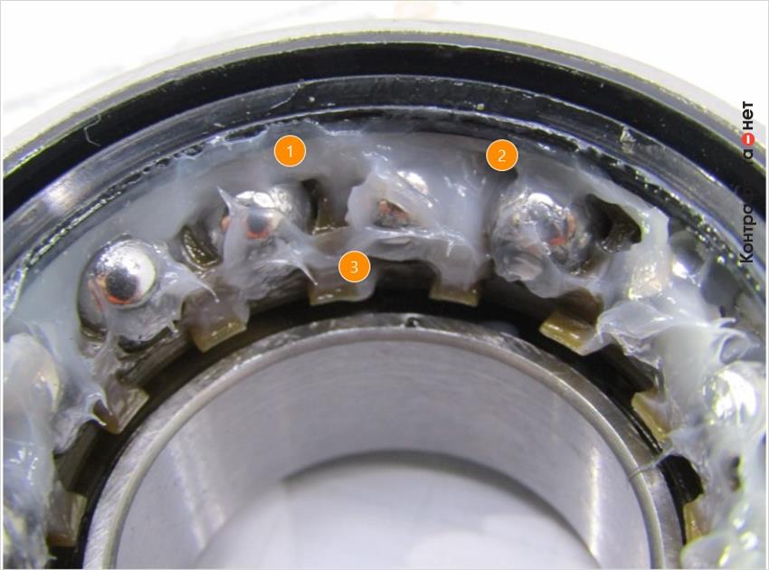 1. Серо-прозрачная смазка меньшей консистенции. | 2. Смазка нанесена на верхнюю часть сепаратора. | 3. Фиксация кольца осуществляется пластиковыми креплениями.