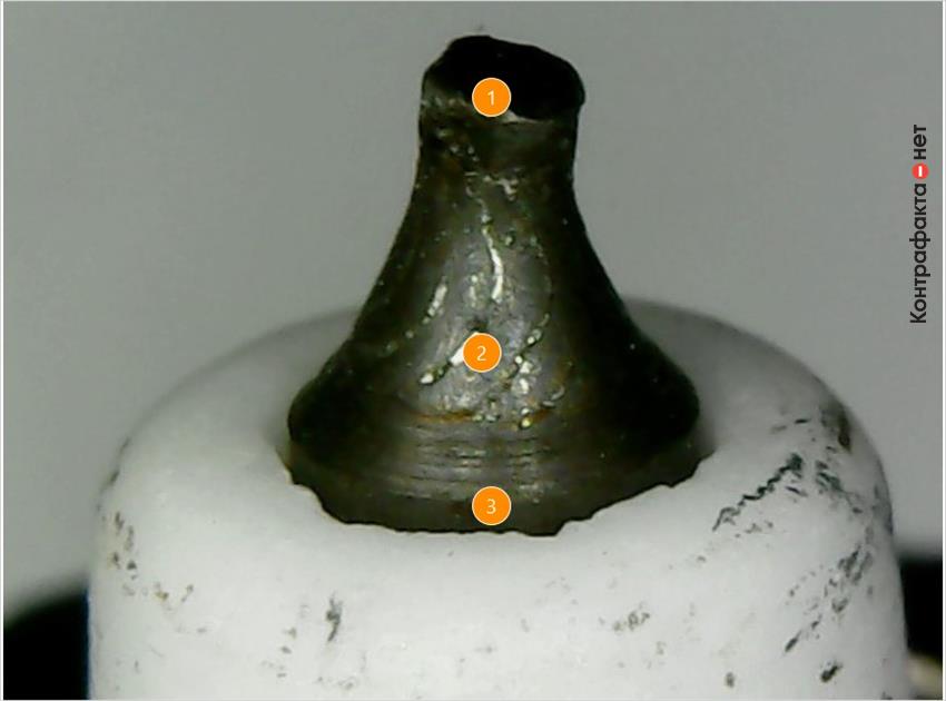 1. Иридиевый наконечник заменен железоникелевым. | 2. Цвет металла и форма центрального электрода не соответствует оригиналу. | 3. Керамический конус изолятора с колотыми краями.
