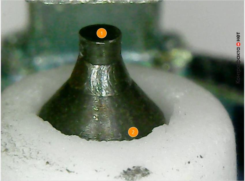 1. Платиновый наконечник заменен железо-никелевым. | 2. Колотые края керамического изолятора.