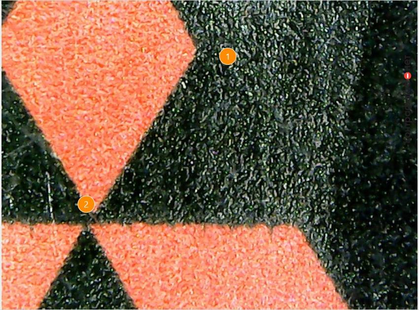 1. Отсутствует треугольное обрамление логотипа марки. | 2. Ромб логотипа смещен в правую сторону.