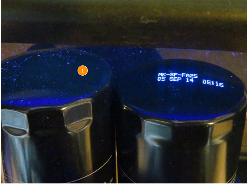 1. В оригинале заводская лазерная маркировка на торце фильтра выполненная люминесцентной краской.