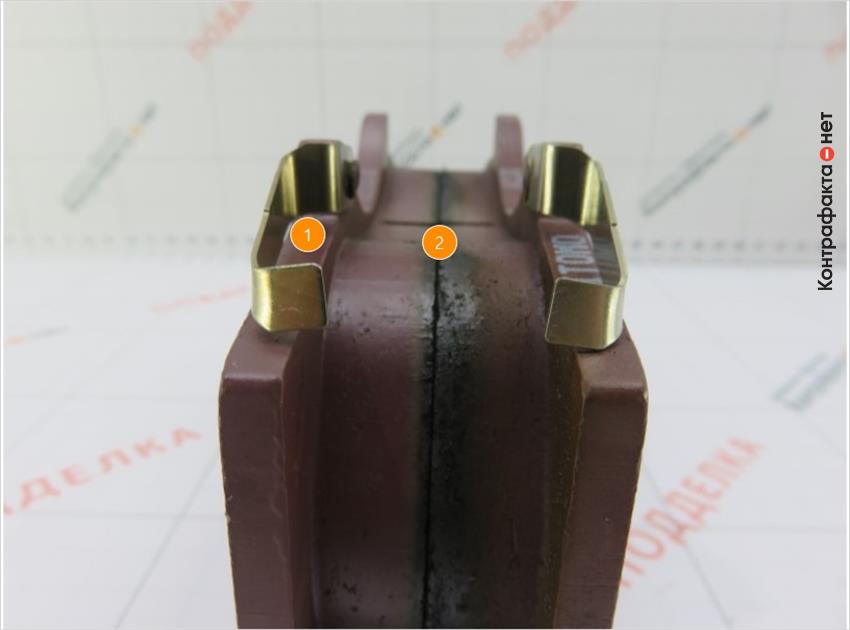 1. Искривлённые сигнализаторы износа, вылет от каркаса составляет 3 мм, у оригинала 1 мм. | 2. Разный температурный режим во время производства колодок.