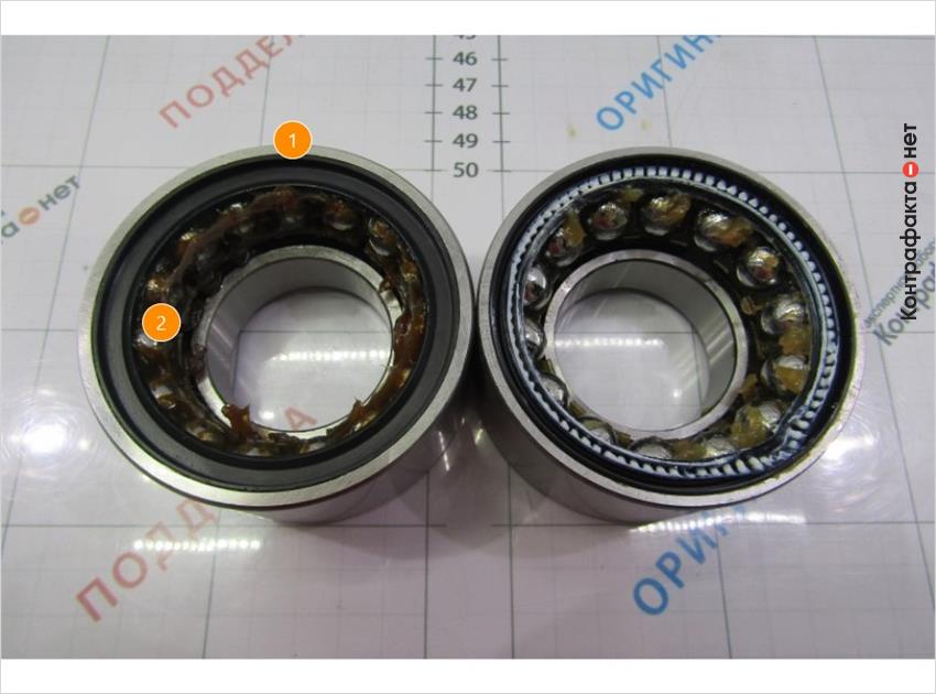 1. В сальнике отсутствует смазка. | 2. Смазывающий материал более темного цвета.