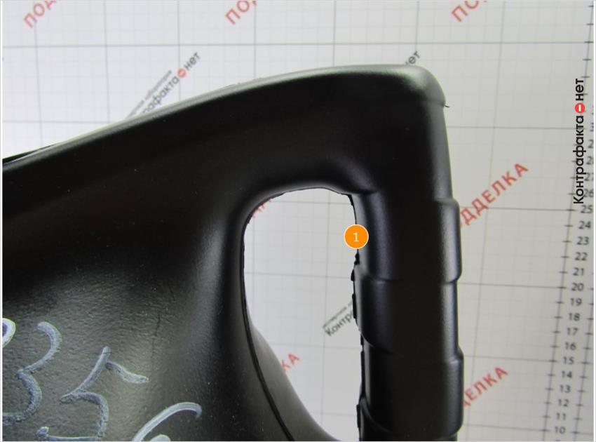 1. Шов спайки с многочисленными облоями пластика.