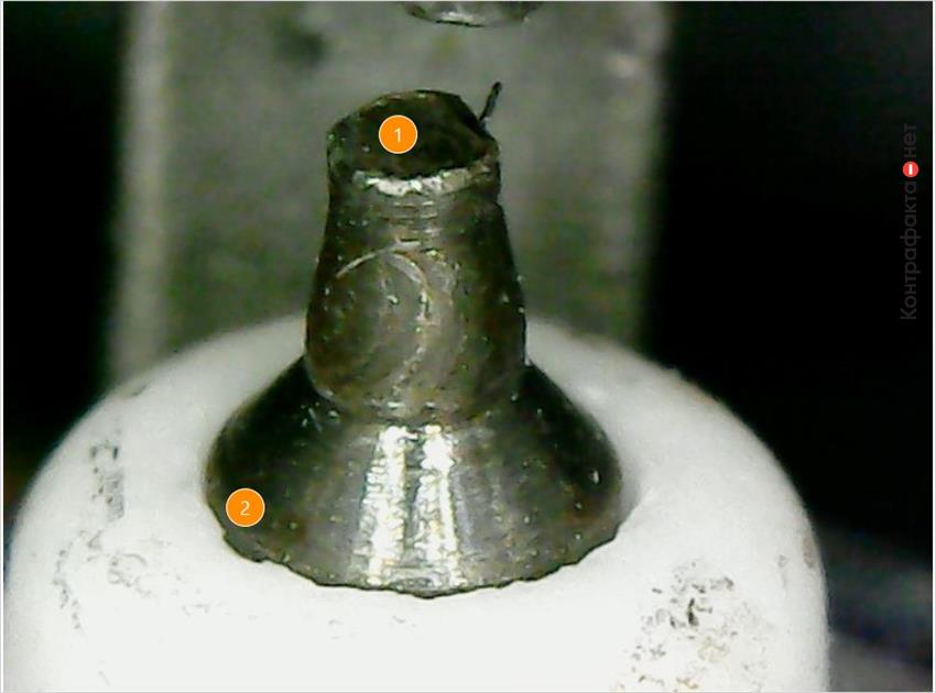 1. Платиновый наконечник заменен железо-никелевым. | 2. Колотые края керамического изолятора.
