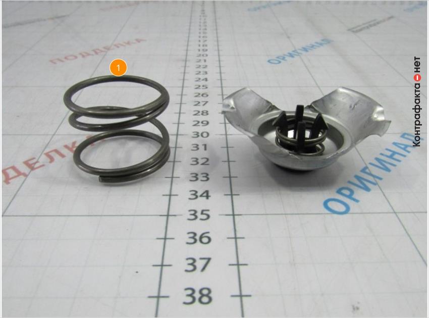 1. Используется пружина вместо пластины.