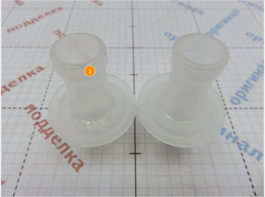 1. Пластиковая установочная втулка, имеет более выраженные следы от пресс формы, присутствуют заусенцы.