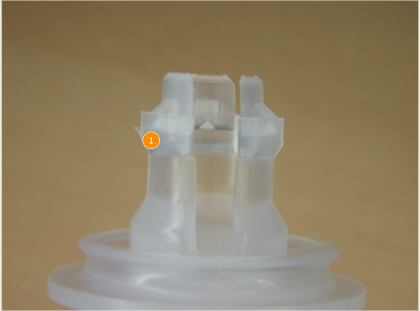 1. Пластиковая установочная втулка, имеет более выраженные следы от пресс формы, присутствуют заусенцы.