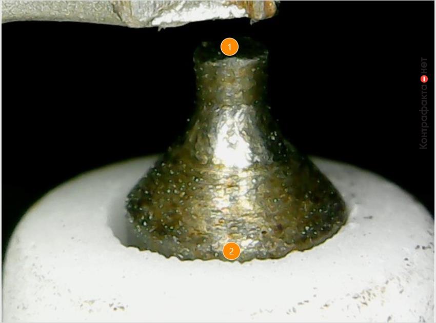 1. Иридиевый наконечник заменен железоникелевым. | 2. Колотые края керамического изолятора.