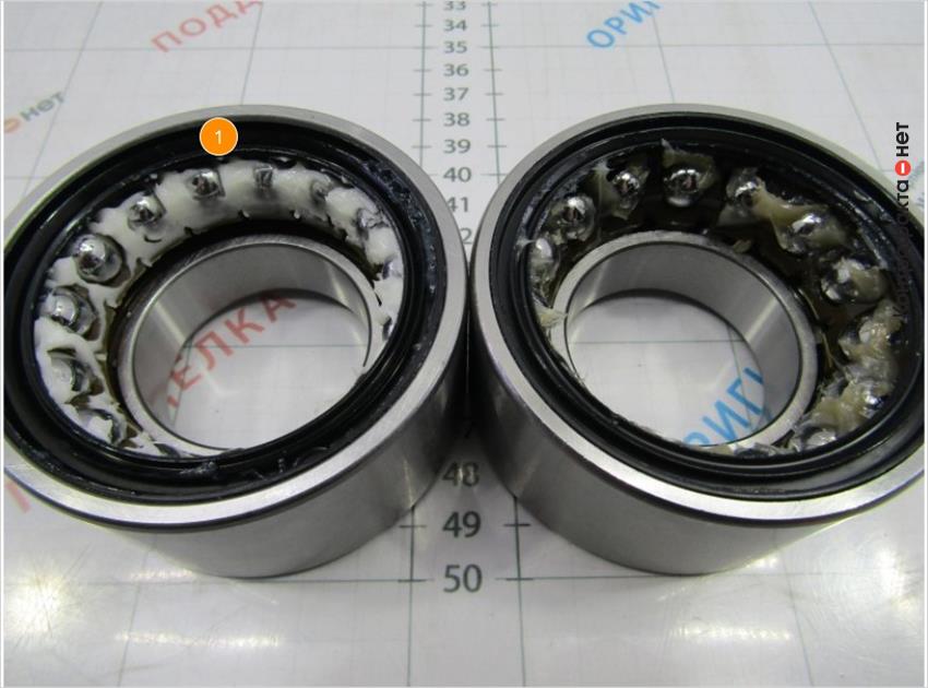 1. Смазывающий материал белого цвета.