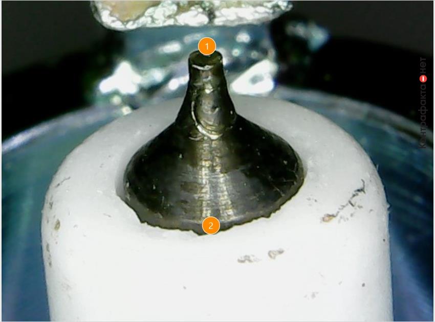 1. Иридиевый наконечник заменен железоникелевым. | 2. Колотые края керамического изолятора.