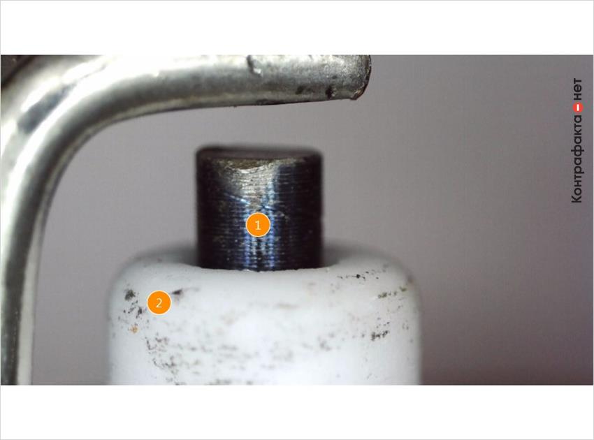 1. На поверхности центрального электрода присутствуют следы грубой механической обработки (микро-резьба). | 2. Поверхность керамического изолятора покрыта пятнами и следами производственного цикла.