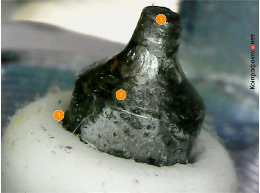 1. Платиновый наконечник заменен железо-никелевым. | 2. Низкое качество обработки металла. | 3. Керамический изолятор с колотыми краями.