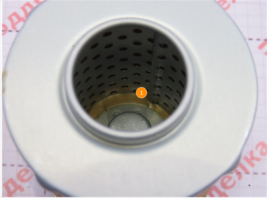 1. Внутри корпуса фильтра обильно залит герметик (клей).