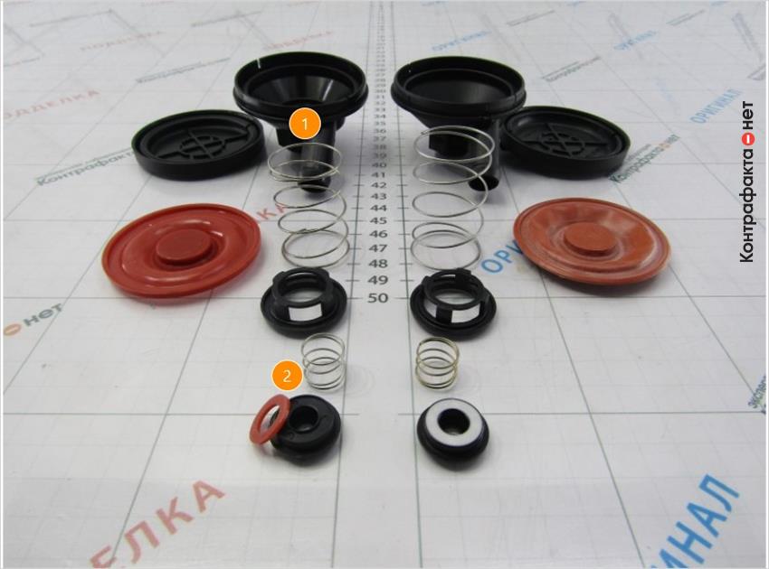 1. Пружина меньшей длинны. | 2. Не зафиксирован уплотнитель.